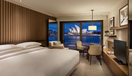 1 King Bed with Opera View
