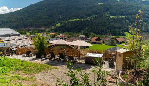 One-Bedroom Apartment with Mountain View