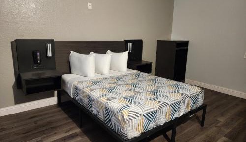 Queen Room - Disability Access - Roll in Shower
