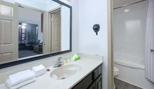 Queen Suite with Pool View - Interior Suite/Non-Smoking
