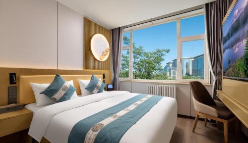 Deluxe Queen Room