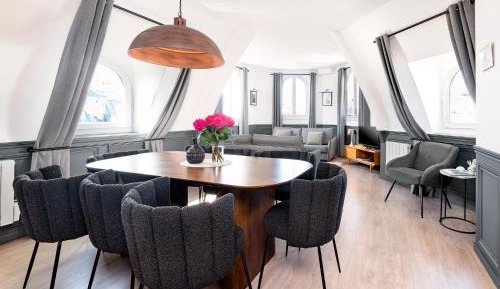 Three Bedroom A/C Apartment with Eiffel View