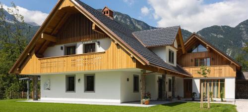 Luxury Three-Bedroom Villa with Spa Bath, Massage Shower and Fireplace