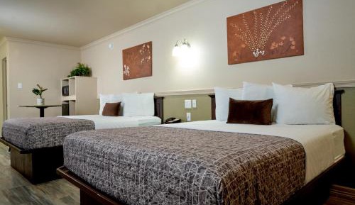 Main Building Queen Suite with Two Queen Beds- Downstairs