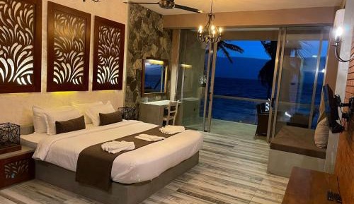 Deluxe Suite with Sea View