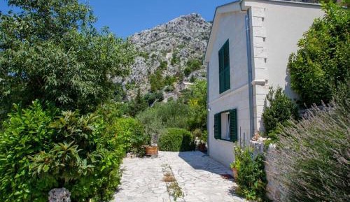 One-Bedroom Holiday Home