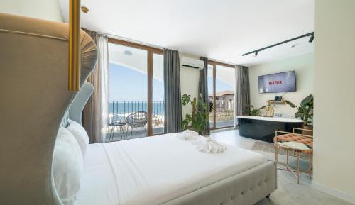 Suite with Balcony and Panoramic Sea View and Free Parking spot