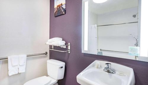 Deluxe King Room with Mobility/Hearing Impaired Access - Non-Smoking