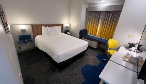 1 Queen Bed Room, Non-Smoking