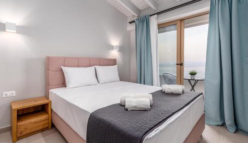 Suite with Private Plunge Pool & Sea View