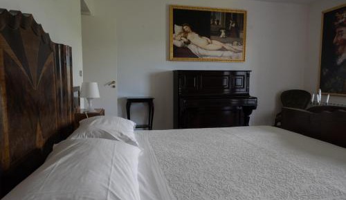 Deluxe Room (2 Adults + 1 Child)