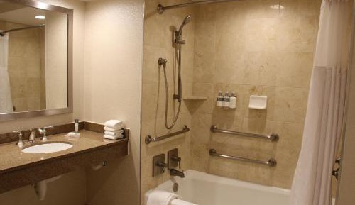 Queen Room with Two Queen Beds and Tub - Mobility Accessible