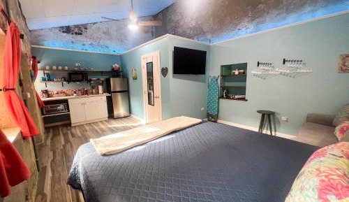Deluxe Queen Studio 
