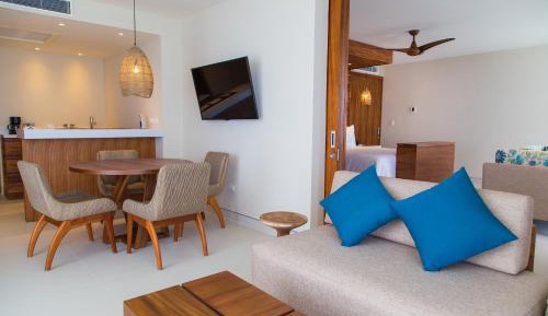 1 Bedroom Junior Suite 1 King Ocean view
