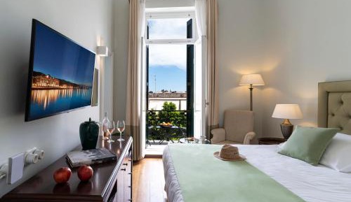 Deluxe Double Room with Partial Sea View