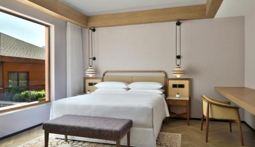 One-Bedroom Luxury Queen Suite with Courtyard View