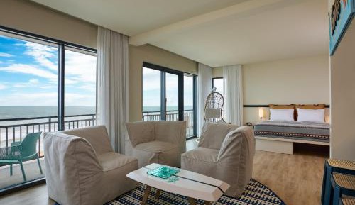 Moxy King Suite with Balcony - Oceanfront