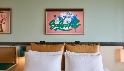 Moxy King Room with Balcony - Oceanfront