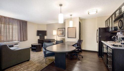 One-Bedroom Queen Suite