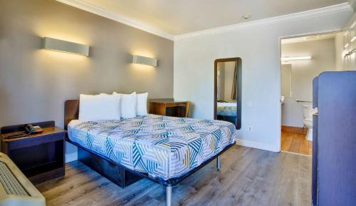 Queen Room - Disability Access - Non-Smoking