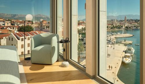 Premium Twin Room with Sea View – Corner 
