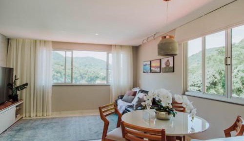 Apartment with Mountain View