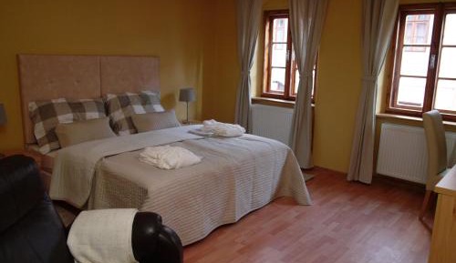 Deluxe Room (2 Adults + 1 Child)