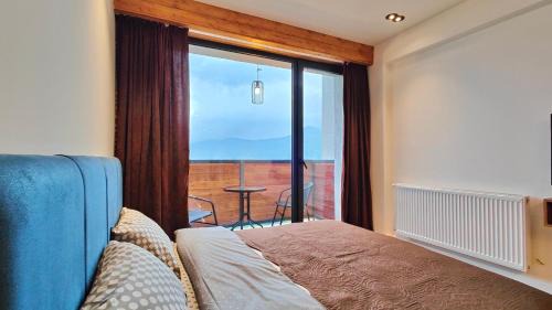 Apartment with Mountain View