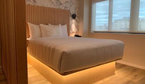 Queen Suite with Mobility Accessible Tub