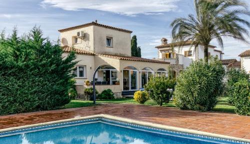 Villa with Garden View