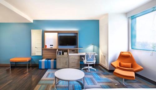 Corner King Suite with City View