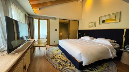 Standard King Room with Courtyard View