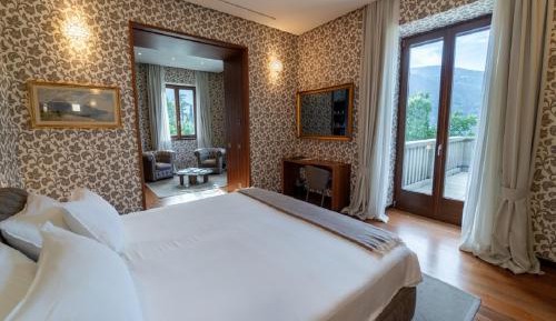 Executive suite with Lake view and Terrace