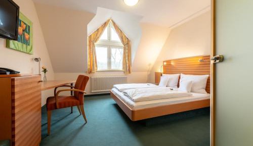 Standard Queen Room
