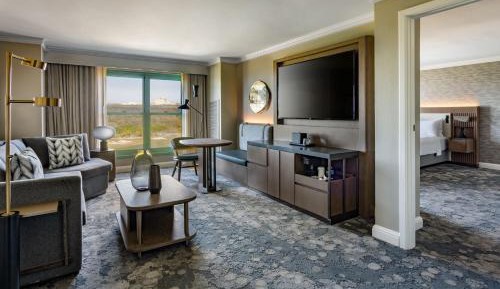 Executive Suite 1 King Bed, Lakefront View, Wet Bar