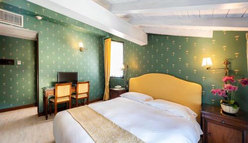 Double Room with Partial Lake View