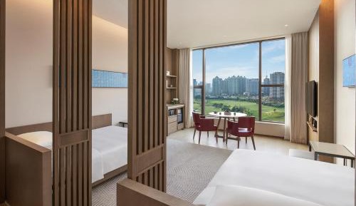 Twin Room with City View - Club Access