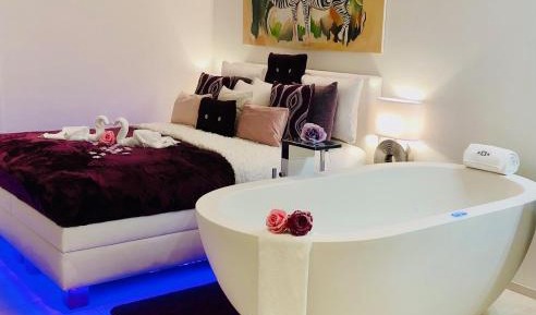 Deluxe Suite with Spa Bath