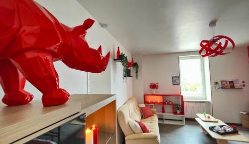 Glamor Red Apartment
