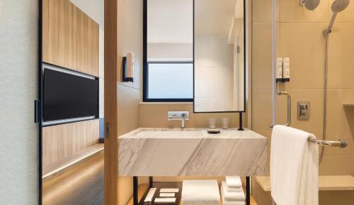 Executive King Suite with Sofa Bed and Courtyard View