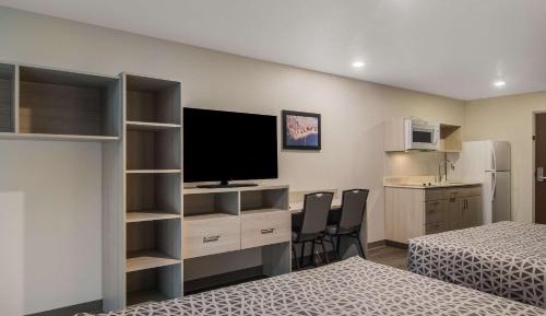 QUEEN SUITE TWO QUEEN BEDS W DISHWASHER (DISHES/COOKWARE INCLUDED)