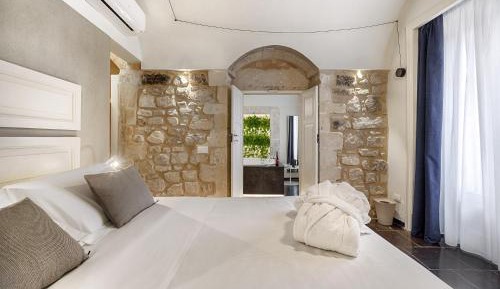 Queen Suite with Spa Bath