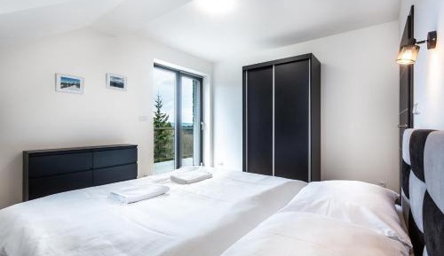 Apartment with Mountain View