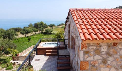 Stone Loft Cottage with outdoor Jetted Tub and Sea View