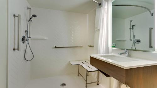Standard Queen Room with Two Queen Beds and Tub - Communications Accessible