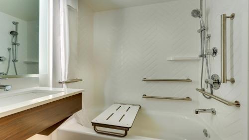 Standard Queen Room with Roll In Shower - Communications Accessible