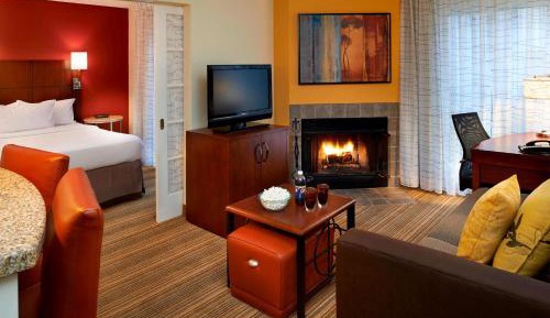 One Bedroom Queen Suite - Fireplace
