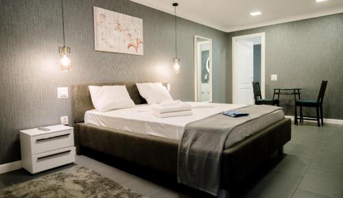 Deluxe Double Room (2 Adults + 1 Child)
