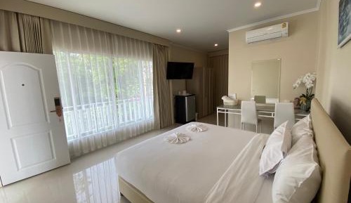 Deluxe Double Room (2 Adults + 1 Child)