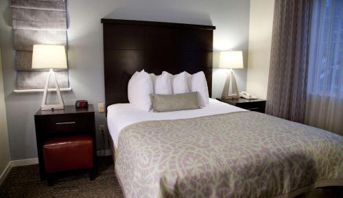One-Bedroom Queen Suite with Bathtub - Mobility Accessible